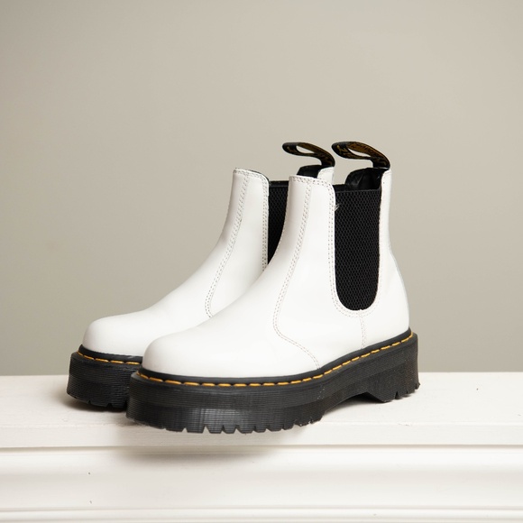 Dr Doc Martens W Sz 7 NEW! White Chelsea Boots Pull on Platform Smooth Leather - Picture 1 of 7